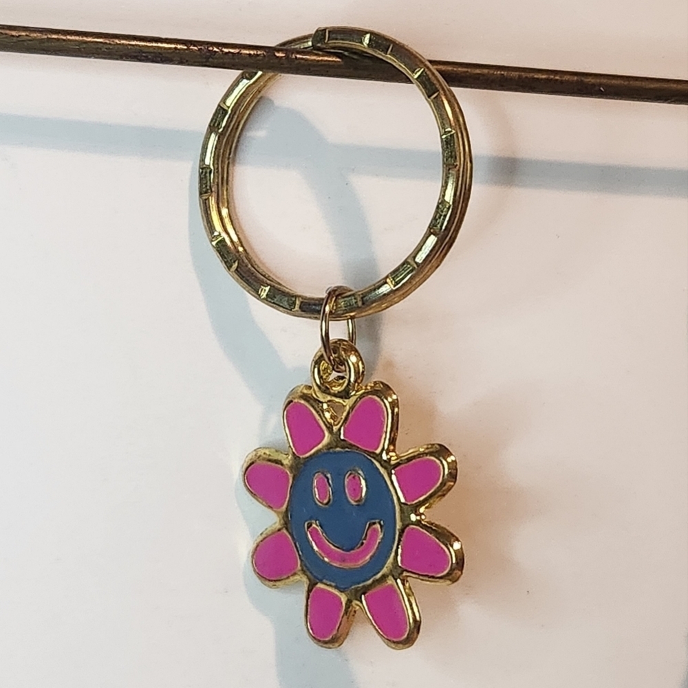 2” Unbranded Smiley Face Pink and Blue Flower Keychain - Picture 3 of 5